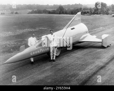 Der Autobauer Walt Arfons (links) und der Fahrer Bobby Tatroe posieren mit dem weltweit ersten Raketenfahrzeug, dem Wingfoot Express . Die beiden planen, ihre Bemühungen zu bündeln, als der Goodyear Express versucht, am 19. September 1965 in Bonneville Salt Flats, Utah, einen neuen Weltrekord für die Landgeschwindigkeit aufzustellen Stockfoto