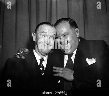 Die berühmten amerikanischen Comedians Stan Laurel und Oliver Hardy , die hier zu Besuch waren , hielten eine Pressekonferenz im Savoy in London ab . "Unser Eindruck von London?" Laurel und Hardy nehmen die Dinge immer von der lustigen Seite. 12. Februar 1947 Stockfoto