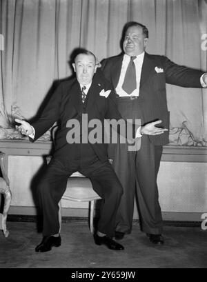 Die berühmten amerikanischen Comedians Stan Laurel und Oliver Hardy , die hier zu Besuch sind , hielten eine Pressekonferenz im Savoy in London ab . Mit ihrem unwiderstehlichen Talent können Laurel und Hardy jederzeit einen Comic-Turn produzieren . Was halten Sie von London? Nun, deine Vermutung ist so gut wie meine. 12. Februar 1947 Stockfoto