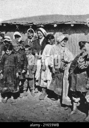 Syrische und armenische Flüchtlinge : Ba'qubah-Camp , in der Nähe von Bagdad , Irak , organisiert von den Briten , Van-armenischen Frauen und Kindern vor einem ihrer Unterkünfte am 7. Juni 1919 Stockfoto