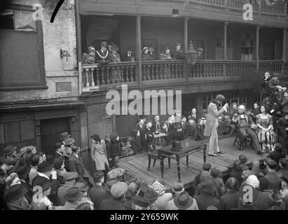 Die Tabard Players gaben eine Open-Air-Performance von Szenen aus David Copperfield im Innenhof des George Inn , Borough High Street , London . Als Bühne diente ein LKW. Das George Inn wird in Dickens ' Little Dorrit ' erwähnt. Allgemeine Sicht auf den ersten Akt im Gange, beobachtet von einem Publikum im innenhof und auf den alten Balkonen. Auf der linken Seite wird David Copperfield von Richard James, einem 21-jährigen Angestellter von Sutton, Surrey, gespielt . - 9. Februar 1946 Stockfoto