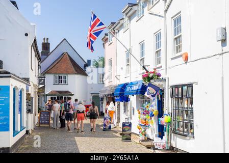 Lymington Quay Hill – Menschen, die auf dem Kopfsteinpflaster Quay Hill einer Straße in Lymington Hampshire New Forest Hampshire England Großbritannien GB Europa spazieren Stockfoto