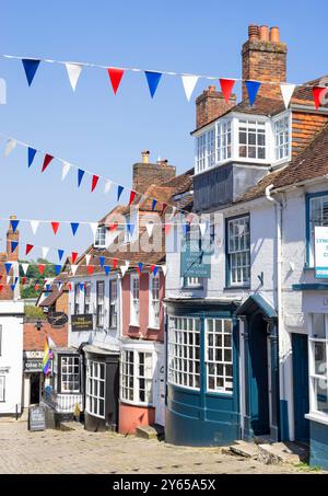 Lymington Hampshire - Lymington Quay Hill eine steile Straße mit Bunting in Lymington Hampshire, einer Stadt im New Forest Hampshire England Großbritannien GB Europa Stockfoto