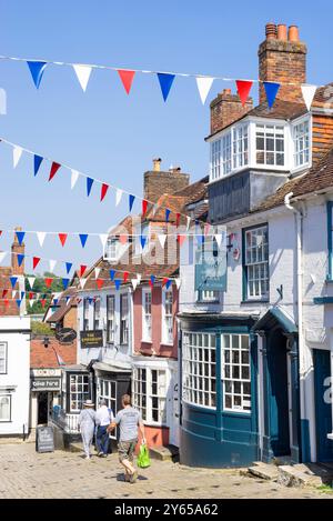 Lymington Quay Hill – Menschen, die mit Bunting die steile Straße hinunterlaufen, in Lymington Hampshire, einer Stadt im New Forest Hampshire England Großbritannien GB Europa Stockfoto