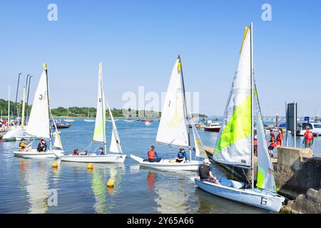 Lernen Sie das Segeln in Yachten auf dem Lymington River im Royal Lymington Yacht Club Lymington Hampshire New Forest Hampshire England Großbritannien GB Europa Stockfoto