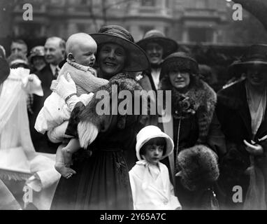 Prinzessin Alice of Athlone eröffnet das neue Gebäude der National Children's Adoption Society im Holland House in Kensington, London, England . 6. Mai 1921 Stockfoto