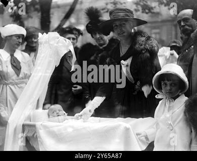 Prinzessin Alice of Athlone eröffnet das neue Gebäude der National Children's Adoption Society im Holland House in Kensington, London, England . 6. Mai 1921 Stockfoto