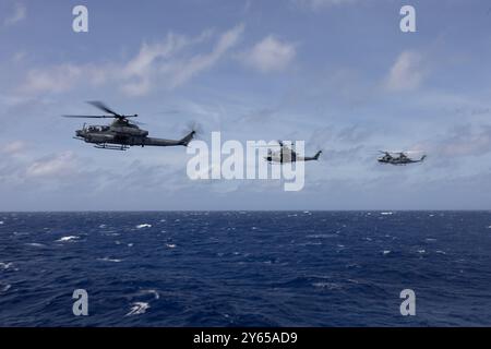 U.S. Marine Corps UH-1Y Venom und AH-1Z Cobra Hubschrauber mit Marine Medium Tiltrotor Squadron 262 (rein.), 31st Marine Expeditionary Unit, fliegen in fo Stockfoto