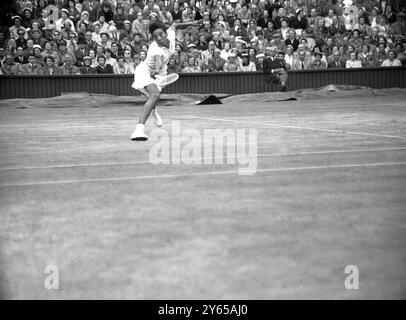 Die schwarze US-amerikanische Tennisspielerin aus Harlem und Alabama , Miss Althea Gibson , spielt gegen die Landsfrau Miss Shirley Fry im Viertelfinalspiel der Wimbledon Tennis Championship in London . Juli 1956 Stockfoto