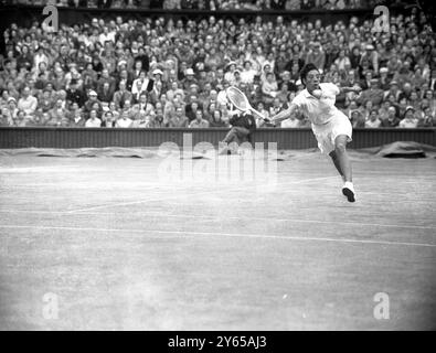 Die schwarze US-amerikanische Tennisspielerin aus Harlem und Alabama , Miss Althea Gibson , spielt gegen die Landsfrau Miss Shirley Fry im Viertelfinalspiel der Wimbledon Tennis Championship in London . Juli 1956 Stockfoto