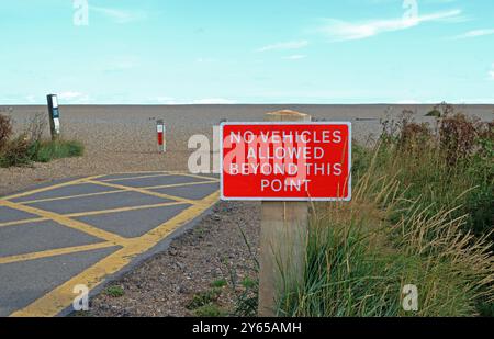 A Fahrzeuge dürfen nicht über diesen Punkt hinaus am Ende der Beach Road an der Nordküste von Norfolk in Salthouse, Norfolk, England, Vereinigtes Königreich. Stockfoto