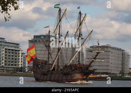 London, Großbritannien. September 2024. Aldalucia Replik des spanischen Galeon aus dem 15. Jahrhundert, der am 23. September 2024 die Themse hinaufging. Das Schiff wurde erstmals 2009 gebaut und war das Werk einer „originellen und innovativen“ Technologie, die verwendet wurde, um eine Replik des Schiffes zu erstellen, das 1492 erstmals in See ging. Das Schiff verband Andalusien mit Amerika und Asien und transportierte Händler, Seeleute und Händler über drei Kontinente Credit: Action Foto Sport/Alamy Live News Stockfoto