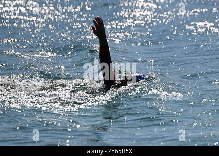 Mann schwimmt im Riemer See Buga See. Schwimmer See,baden,See,Badesee