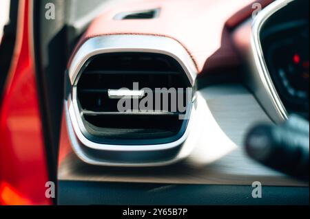 Klimaanlage im modernen Auto, Nahaufnahme. Hochwertige Fotos Stockfoto