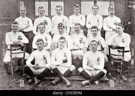 Internationaler Fußball ; England gegen Wales . Das englische Team . J Toothill , J Pike , W Yiend , WE Bromett , GC Hubbard , F Evershed . Mittlere Reihe ; T Kent , E Emmott , FHB Alderson , F Bullough , RE Lockwood , A Allport . Vordere Reihe ; W Nicholl , WB Thomson , A Briggs , 1892 Stockfoto