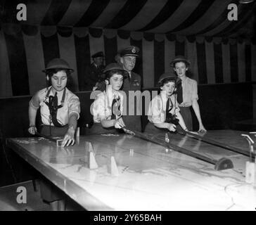 Mitglieder des Women's Royal Air Force Corporal planen die Bewegung von Flugzeugen bei einem Wiederaufbau in einem der Operationsräume des britischen Kampfflugzeugsektors in der Horse Guards Parade in London . Dies ist Teil der Ausstellung Royal Air Force Battle of Britain, die der Öffentlichkeit zugänglich ist. - 14. September 1958 Stockfoto