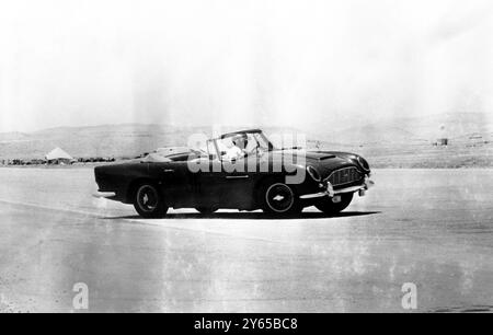 Der sportliebende König Hussein von Jordanien , der am Lenkrad seines Aston Martin zu sehen ist , wird nächsten Monat Großbritannien für einen zehntägigen Staatsbesuch besuchen . Er wird von seiner in Bristisch geborenen Frau Prinzessin Muna begleitet. 28. Juni 1966 Stockfoto