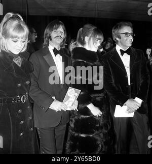 Maureen und Richard Starkey ( Ringo Starr ) und Miranda Quarry mit Peter Sellers nahmen an der Premiere des Films Oh What a Lovely war im Paramount Cinema im West End von London Teil. Piccadilly Circus, London, England - 10. April 1969 Stockfoto