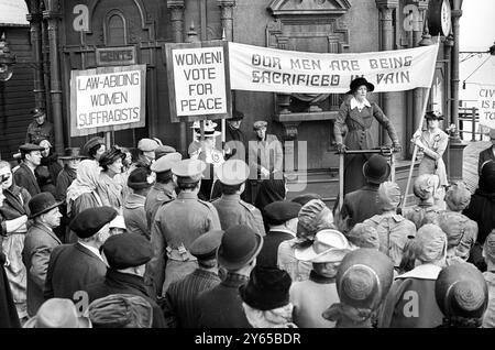 Vanessa Redgrave in „Oh What a Lovely war“ spielte die Rolle der berühmten britischen Suffragette Sylvia Pankhurst während des Krieges von 1914-1918, die berühmt wurde für ihre Kampagne für „Vots for Women“ Brighton, Sussex, England - 24. Juli 1968 Stockfoto