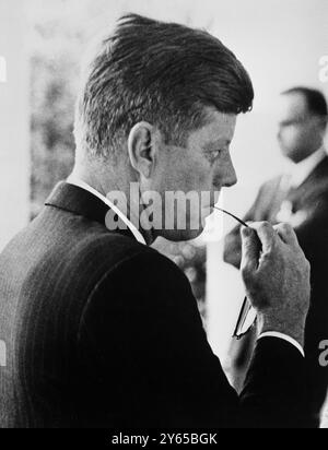 In nachdenklicher Stimmung ist US-Präsident John F. Kennedy zu sehen, als er am 21. November 1963 Mitglieder der National Association of Secretaries of State Teachers Associations im Weißen Haus in Washington, USA begrüßte Stockfoto