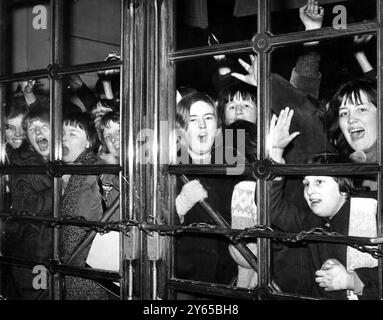 Beatlemania - 31. März 1964 Fans der Beatles vor den Türen des Scala Theatre, London, England. Inside the Beatles drehten ihren ersten Film A Hard Day's Night Stockfoto