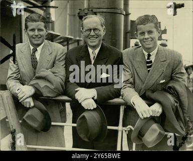 4 Juli 1938 Joseph Kennedy , amerikanischer Botschafter in London mit seinen Söhnen Joseph Jr. Kennedy und John F. Kennedy. Foto: Ankunft in Southampton, England auf der Normandie nach einem Besuch in den USA. Stockfoto