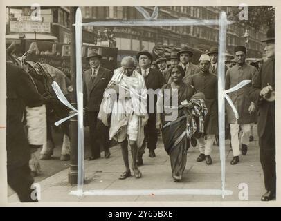 25. September 1931 Mahatma Gandhi , der indische Führer, hat ein Büro im schicken Londoner West End-Viertel in Knightsbridge angenommen, um näher am St. James' Palace zu sein, wo die Indian Round Table Konferenz stattfindet. In Knightsbridge mit seiner Frau Kasturba Gandhi Stockfoto