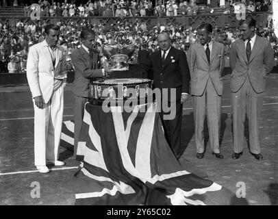 Prinzessin Helena Victoria präsentierte den Davis Cup dem siegreichen britischen Team Fred Perry / H W Austin / C R D Tuckey und G P Hughes – nach ihrem überwältigenden Sieg in der Challenge Round, in der sie bei jedem Spiel in Wimbledon ist dies das dritte Jahr in Folge, in dem Großbritannien die Trophäe gewonnen hat Photo Shows Roper Barrett, der nicht spielende Kapitän, der den Davis Cup mit dem siegreichen britischen Team in Wimbledon von links nach rechts hält Parry mit Austin und Roper Barett mit Hughes und Tuckey am 30. Juli 1935 Stockfoto