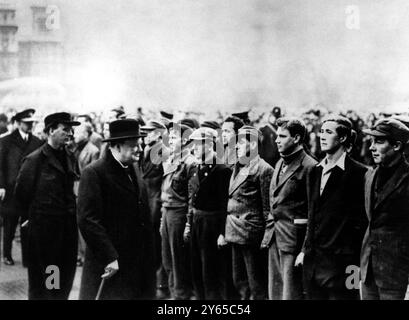 Winston Churchill trifft auf die Überlebenden der HMS Hardy in der Horse Guards Parade im April 1940 Stockfoto