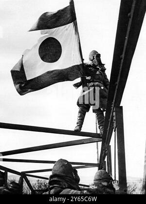 Die Japaner im Feld gegen die Chinesen , Ein Kavallerie-Offizier , der die Einnahme des Bahnhofs in Kowpangtze in der Mandschurei für einen Panzerzug signalisiert . 1932 Stockfoto