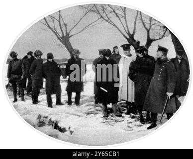 Ausländische Militärangehörige in der Mandschurei , die Orte besichtigen , an denen es zu Schwierigkeiten zwischen Chinesen und Japanern kam , Eine Gruppe in Mukden , darunter ein britischer Offizier ( sechster von rechts , in Glengarry Cap ) . 1932 Stockfoto