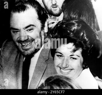 Der Schauspieler Ernest Borgnine und seine Braut , die ehemalige Donna Rancourt , werden hier auf einer Party während der Dreharbeiten zu The Flight of the Phoenix gezeigt . Borgnine , am 25 . Mai von der Sängerin Ethel Merman geschieden , heiratete am 30 . Juni Miss Rancourt . Juli 1965 Stockfoto