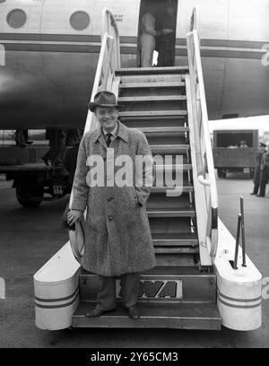 Maurice Evans , britischer Schauspieler , der bei seiner Ankunft am Londoner Flughafen von New York aus fotografiert wurde . Er kehrte aus den USA zurück, um die Rolle des viktorianischen Komponisten Arthur Sullivan in dem neuen Film Mr Gilbert and Mr Sullivan am 31. März 1952 zu spielen Stockfoto