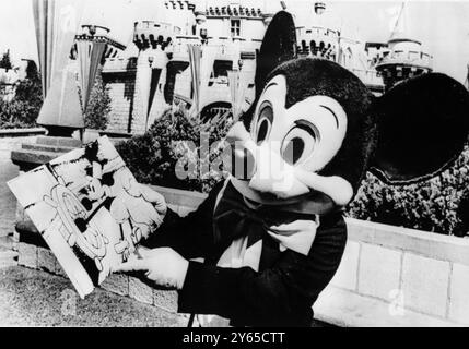 Mickey Mouse wurde diese Woche 40 Jahre alt und zum Gedenken an diesen Meilenstein in der Kinogeschichte wirft Paul Castle in seinem Disneyland Maus Kostüm einen genauen Blick auf die erste Skizze der ursprünglichen Mickey Maus aus Walt Disneys Debüt seiner berühmten Zeichentrickfigur im Film Steamboat Willie , der 1942 veröffentlicht wurde . September 1968 Stockfoto