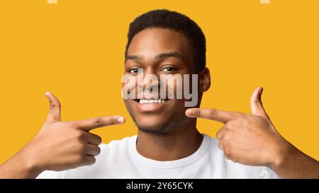 Afro Kerl lächelnd und perfekte, gesunde Zähne Stockfoto