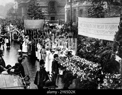 Das Recht der Frau , am 17 . Juli 1915 Tausende von Frauen aus allen Klassen zu demonstrieren , das als Recht organisiert wurde , Frauen zu erlauben , sich an Munition und anderer Kriegsarbeit zu beteiligen , war ein Erfolg in jedem Detail , außer dem Wetter . Die Demonstration war historisch , ehrenvoll und patriotisch , von dieser erstaunlichen Frau , die sich danach sehnt für den Krieg zu arbeiten . Hier sehen die Frauen mit einem Blumenbanner, das die " Deputation beim Miniaturminister " aufruft. 24. Juli 1915 Stockfoto