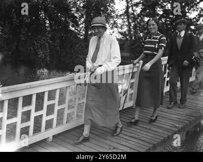 Ladies Autumn Four Golf in Ranelagh Mrs und Miss Mary Beard überqueren die Fußgängerbrücke . 1933 Stockfoto