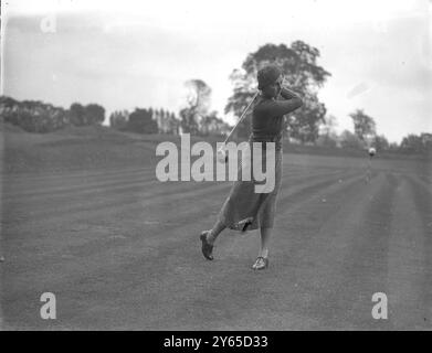 Ladies Autumn Four Somes Golf in Ranelagh Miss Isabella Rieben ( Aberdovey ) auf dem Golfplatz . 1933 Stockfoto