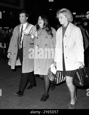 London , Mama Cass Elliot ( Mitte ) Mitglied des amerikanischen Popsängerquartetts " The Mamas and the Papas " wird gestern Abend von Polizisten und einer Frau in Zivil begleitet , nachdem sie mit dem Zug an der Waterloo Station angekommen sind . Mama Cass wurde wegen Diebstahls verhaftet. Früher am Tag trafen Cass und die anderen drei Mitglieder der Gruppe Southampton auf dem Linienschiff " France " ein . Wenige Minuten nach dem Aussteigen ging ein Mann zu Cass und sagte, er würde sie wegen etwas verhaften, was sie getan hatte, als sie England im April besuchte . Die Gruppe ist eine der beliebtesten in Amerika und mir Stockfoto