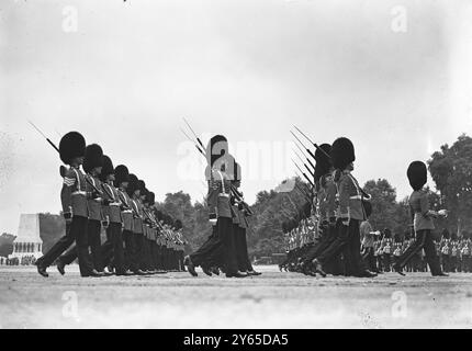 On Horse Guards Parade Grenadier und Irish Guards in der Neubildung von Dreien , die neue Armee-Übung , zum ersten Mal 28. August 1939 Stockfoto