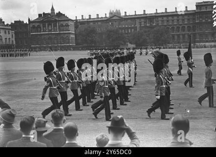 Auf Der Horse Guards Parade In London . Grenadier und irische Garde in der Neubildung der Dreier, der New Army Drill , zum ersten Mal am 28. August 1939 Stockfoto
