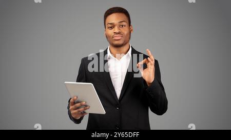 Glückliche junge afro Mann zeigen ok Zeichen Geste Stockfoto