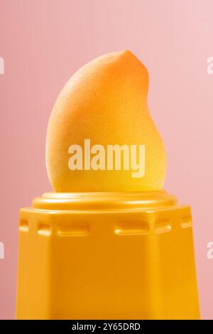 Schönheit Mangoform und Mangofaroma Popsicle, das auf rosa Hintergrund bei vertikaler Komposition schmilzt Stockfoto