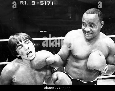 Davy Jones , das Idol Tausender , der einzige englische Mitglied der Monkees-Popgruppe , befindet sich in der unbequemen Lage , von dem ehemaligen Weltmeister im Schwergewicht Sonny Liston geplagt zu werden . Die Begegnung fand während der Dreharbeiten von "Untitled" statt. Sonny Liston unterbrach seinen Trainingsplan für sein Filmdebüt. März 1968 Stockfoto