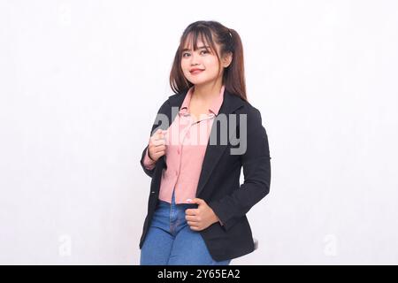Schöne asiatische Geschäftsfrau im Anzug, die selbstbewusst fröhlich auf weißem Hintergrund im Studio-Porträt für Werbematerialien, Banner, Reklametafeln steht Stockfoto
