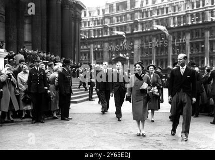 Die Königin und der Herzog von Edinburgh lächeln die Menschenmassen der Stadt an, während sie von der St Paul's Cathedral zum Kapitelhaus zum Mittagessen laufen. Sie hatten an der Wiedereinweihung in der Cathedral of the High Altars teilgenommen, die durch Londons Bombenangriffe beschädigt wurde. Sie gedenkt nun an die Männer und Frauen des Commonwealth , die ihr Leben in zwei Arbeitskriegen gaben . Der Gottesdienst markierte die Wiedereröffnung der gesamten Kathedrale (mit Ausnahme des nördlichen Querschiffes) nach 17 Jahren Wiederaufbau. Mai 1958 Stockfoto