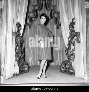 Paris: Ein Kleid aus roter Wolle mit Fensterscheiben-Karos in Marineblau und weiß - die klassische Linie aus der Frühjahr- und Sommerkollektion 1968 von Coco Chanel. 31. Januar 1968 Stockfoto