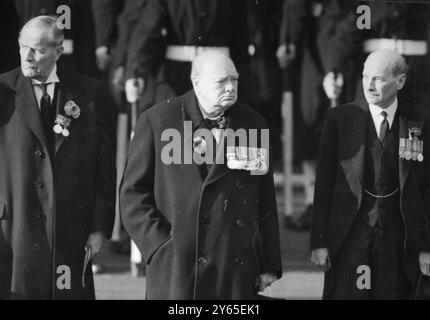 Der König führt die Nation am Tag des Gedenkens seine Majestät König Georg VI . , Prinzessin Elizabeth und der Herzog von Gloucester nahmen an der bewegenden Gedenkzeremonie im Cenotaph in Whitehall , London , Teil , um die Toten der beiden Weltkriege zu ehren . Fotoshows ; rechts , Premierminister , Herr Clement Attlee und neben ihm Herr Winston Churchill Oppositionsführer , die während der Whitehall-Zeremonie am 6. November 1949 zu sehen waren Stockfoto