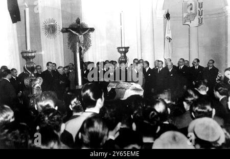 Tod von Eva Peron die Szene im Goldenen Saal des Ministeriums für Arbeit und Wohlfahrt in Buenos Aires, wo Eva Peron im Staat liegt. Der Sarg ist mit der argentinischen Flagge bedeckt und dahinter befindet sich ein Kruzifix und rechts das Emblem der Peronistischen Partei . 30. Juli 1952 Stockfoto