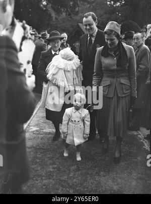 Herr und Frau Winston Churchill bei der Taufe ihres Enkelkindes reisten Herr und Frau Winston Churchill nach Fletching , Sussex , zur Taufe ihres Enkelkindes Emma Mary , Tochter von Herrn und Frau Christopher Soames , in der Pfarrkirche des 13. Jahrhunderts . Frau Soames war die ehemalige Mary Churchill. Das Baby wurde am 6. September geboren Mr. Und Mrs. Soames kamen zur Taufe mit ihrem Sohn und der Krankenschwester mit dem Baby Emma Mary am 6. November 1949 an Stockfoto